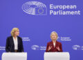 Da sinistra a destra, la vicepresidente esecutiva per la Sovranità tecnologica, la sicurezza e la democrazia, Henna Virkkunen, e la presidente della Commissione europea, Ursula von der Leyen. Crediti: Commissione europea