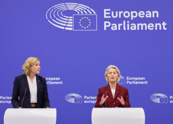 Da sinistra a destra, la vicepresidente esecutiva per la Sovranità tecnologica, la sicurezza e la democrazia, Henna Virkkunen, e la presidente della Commissione europea, Ursula von der Leyen. Crediti: Commissione europea