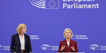 Da sinistra a destra, la vicepresidente esecutiva per la Sovranità tecnologica, la sicurezza e la democrazia, Henna Virkkunen, e la presidente della Commissione europea, Ursula von der Leyen. Crediti: Commissione europea