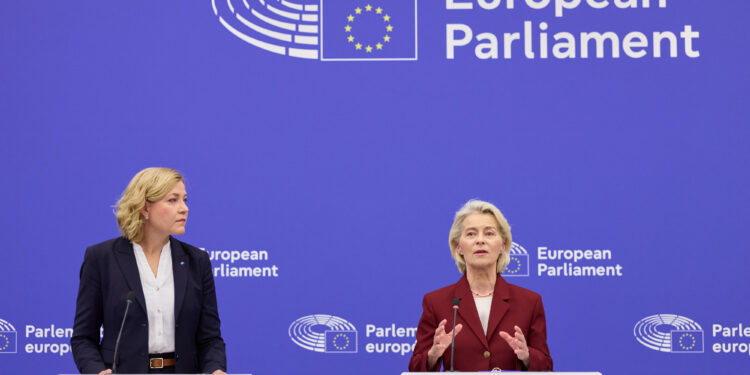 Da sinistra a destra, la vicepresidente esecutiva per la Sovranità tecnologica, la sicurezza e la democrazia, Henna Virkkunen, e la presidente della Commissione europea, Ursula von der Leyen. Crediti: Commissione europea