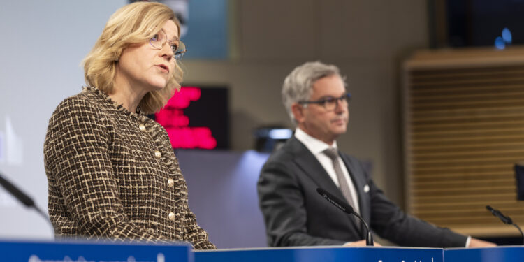 La vicepresidente esecutiva con deleghe alla Sovranità tecnologica, la sicurezza e la democrazia, Henna Virkkunen, e il commissario europeo agli Affari interni e l’immigrazione, Magnus Brunner. Crediti: Commissione europea