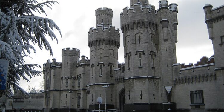 Facciata d'ingresso del carcere di Saint-Gilles, a Bruxelles [Foto: By Moyogo - Own work, CC BY-SA 3.0, https://commons.wikimedia.org/w/index.php?curid=5409853