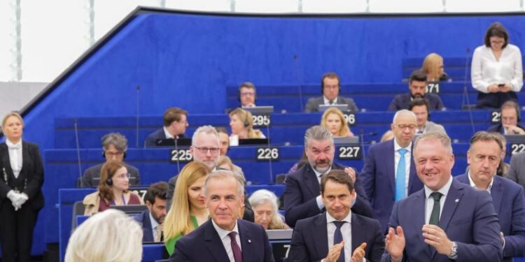 Von der Leyen e Carney in Aul del Parlamento europeo, un attimo prima dell'abbraccio. (Foto: Commissione europea)