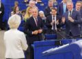 Von der Leyen e Carney in Aul del Parlamento europeo, un attimo prima dell'abbraccio. (Foto: Commissione europea)
