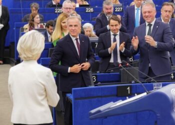 Von der Leyen e Carney in Aul del Parlamento europeo, un attimo prima dell'abbraccio. (Foto: Commissione europea)