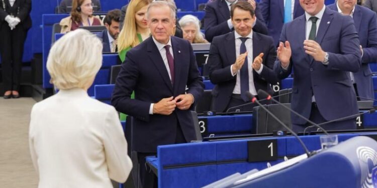 Von der Leyen e Carney in Aul del Parlamento europeo, un attimo prima dell'abbraccio. (Foto: Commissione europea)