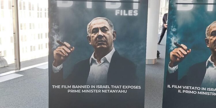 Poster The Bibi Files al Parlamento Europeo. Crediti: Staff del Movimento Cinque Stelle