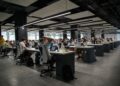 Lavoratori. Crediti: Alex Kotliarskyi via Unsplash