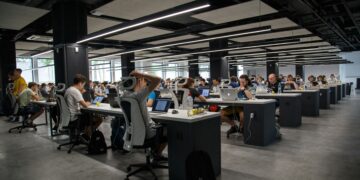 Lavoratori. Crediti: Alex Kotliarskyi via Unsplash
