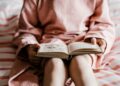 Bambina legge libro. Crediti: Annie Spratt via Imagoeconomica