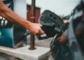 Pieno di benzina. Crediti: Erik Mclean via Unsplash
