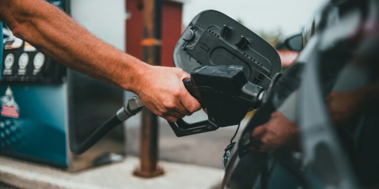 Pieno di benzina. Crediti: Erik Mclean via Unsplash