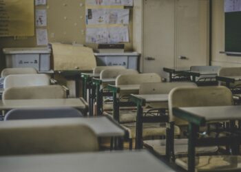 Banchi di scuola. Crediti: Feliphe Schiarolli via Unsplash