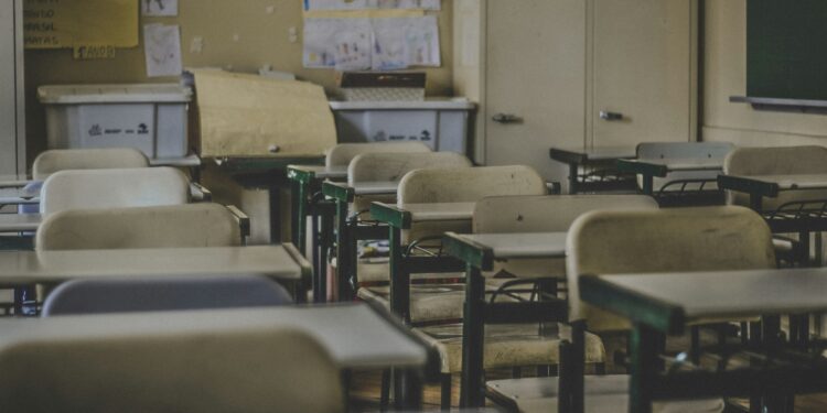 Banchi di scuola. Crediti: Feliphe Schiarolli via Unsplash