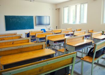 Banchi di scuola. Crediti: Haseeb Modi via Unsplash