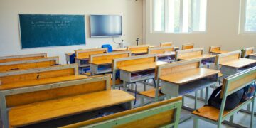 Banchi di scuola. Crediti: Haseeb Modi via Unsplash