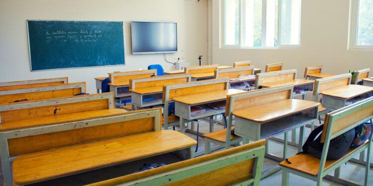 Banchi di scuola. Crediti: Haseeb Modi via Unsplash