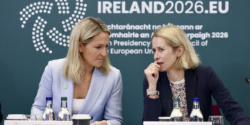 L'Alta rappresentante per la Politica estera e di sicurezza dell'UE, Kaja Kallas (destra), con la ministra degli Esteri dell'Irlanda Helen McEntee [Wicklow, Irlanda, 2 settembre 2026. Foto: European Council]