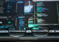 Occhiali: Kevin Ku via Unsplash