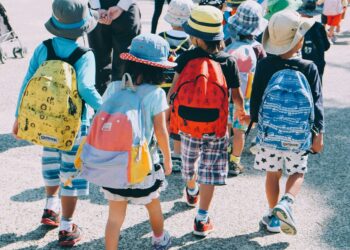 Bambini che vanno a scuola. Crediti: Note Thanun via Unsplash