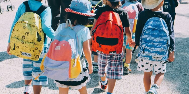 Bambini che vanno a scuola. Crediti: Note Thanun via Unsplash
