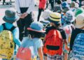 Bambini che vanno a scuola. Crediti: Note Thanun via Unsplash