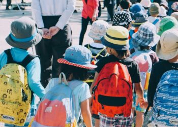 Bambini che vanno a scuola. Crediti: Note Thanun via Unsplash
