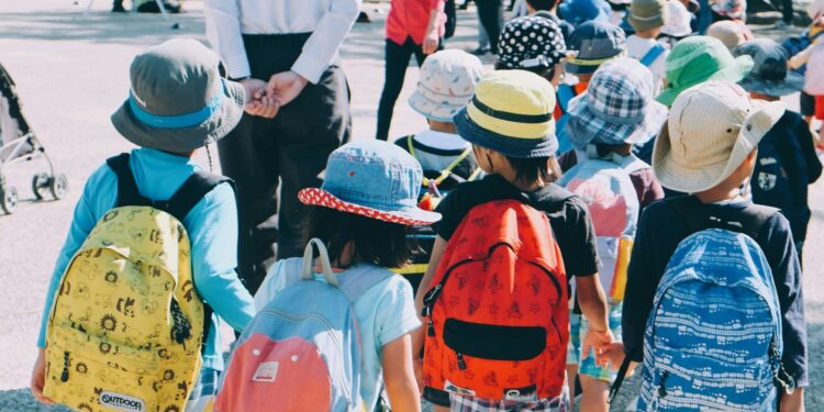Bambini che vanno a scuola. Crediti: Note Thanun via Unsplash