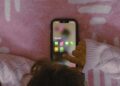 Bambina sui social. Crediti: Sanket Mishra via Unsplash