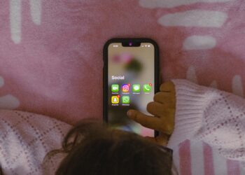 Bambina sui social. Crediti: Sanket Mishra via Unsplash