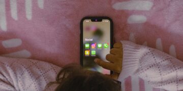 Bambina sui social. Crediti: Sanket Mishra via Unsplash