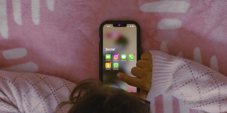 Bambina sui social. Crediti: Sanket Mishra via Unsplash