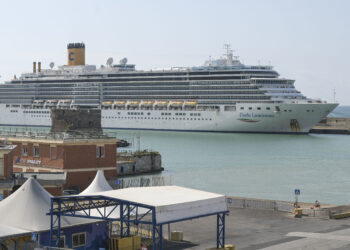 Una nave da crociera alla fonda nel Porto di Civitavecchia (Imagoeconomica)

































 NAVE NAVI DA CROCIERA COSTA LUMINOSA CROCIERE