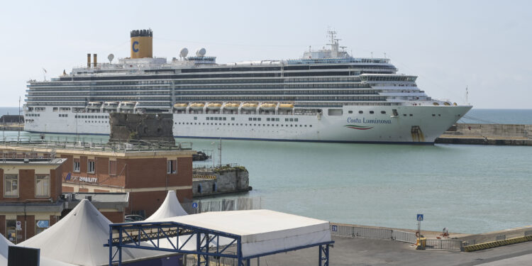 Una nave da crociera alla fonda nel Porto di Civitavecchia (Imagoeconomica)
NAVE NAVI DA CROCIERA COSTA LUMINOSA CROCIERE