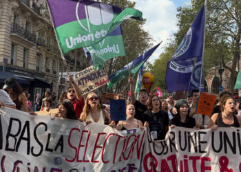 Una manifestazione di studenti in Francia nell'ottobre 2026. (Imagoeconomica)
