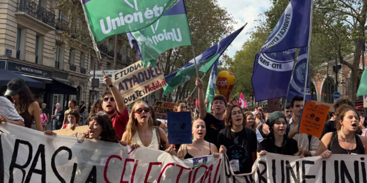 Una manifestazione di studenti in Francia nell'ottobre 2026. (Imagoeconomica)