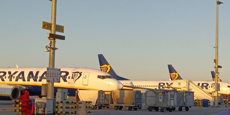 Velivoli Ryanair all'aeroporto di Bruxelles-Charleroi [Charleroi, 29 giugno 2022. Foto: Emanuele Bonini]
