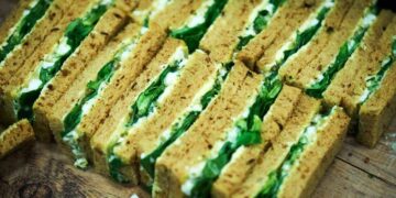 Panini per servizio mensa [foto: imagoeconomica]