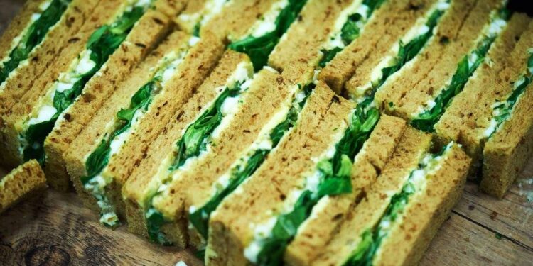 Panini per servizio mensa [foto: imagoeconomica]