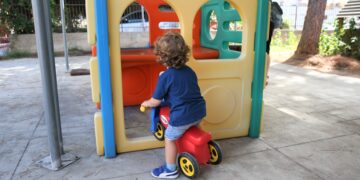 Bambini giocano nell'asilo nido [foto: Alberto Lo Bianco/imagoeconomica]