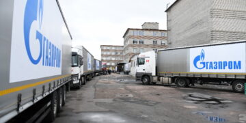 Camion di Gazprom per forniture di energia e prodotti energetici [foto: imagoeconomica]