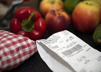 Caro vita e aumento del costo dei generi alimentari [foto: Lukasz Kobus/imagoeconomica]