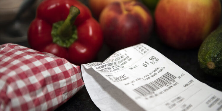 Caro vita e aumento del costo dei generi alimentari [foto: Lukasz Kobus/imagoeconomica]