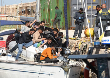 Barca a vela con circa 70 migranti scortata dalla guardia costiera e dalla guardia di finanza [Bari, 22 maggio 2024. Foto: Saverio De Giglio/imagoeconomica]