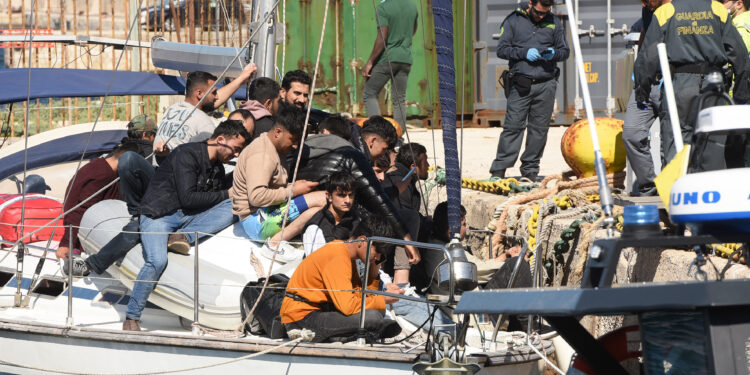Barca a vela con circa 70 migranti scortata dalla guardia costiera e dalla guardia di finanza [Bari, 22 maggio 2024. Foto: Saverio De Giglio/imagoeconomica]