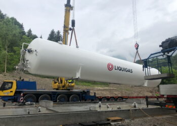 Installazione di un serbatoio per il metano [foto: imagoeconomica]
