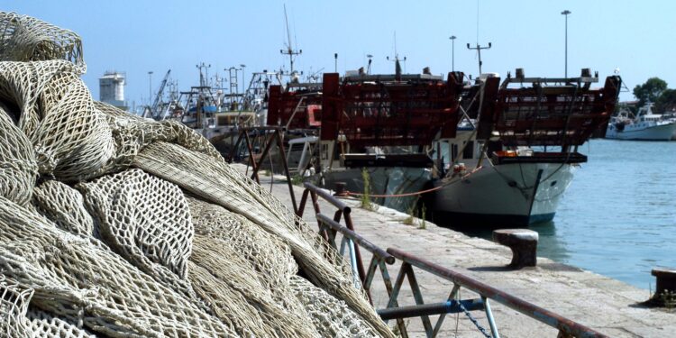 Pescherecci e reti da pesca al porto [foto: imagoeconomica]