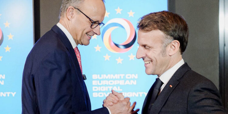 Il cancelliere tedesco, Friedrich Merz, e il presidente francese Emmanuel Macron alla conferenza sulla sovranità tecnologica in Europa. Source: Bundesregierung/ Jesco Denzel via Imagoeconomica
