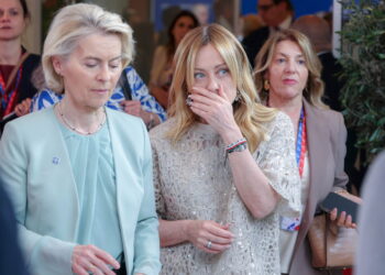 La presidente della Commissione europea, Ursula von der Leyen, e la presidente del Consiglio dei Ministri, Giorgia Meloni a una riunione informale dei capi di Stato nel 2024. Crediti: Stavros Ioannides via Imagoeconomica