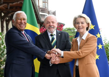 Il presidente del Brasile, Luiz Inacio Lula da Silva, tra il presidente del Consiglio europeo, Antonio Costa, e la presidente della Commissione europea, Ursula von der Leyen [Evian-le-Bains, 16 giugno 2026. Foto: Frederic Sierakowski/imagoeconomica